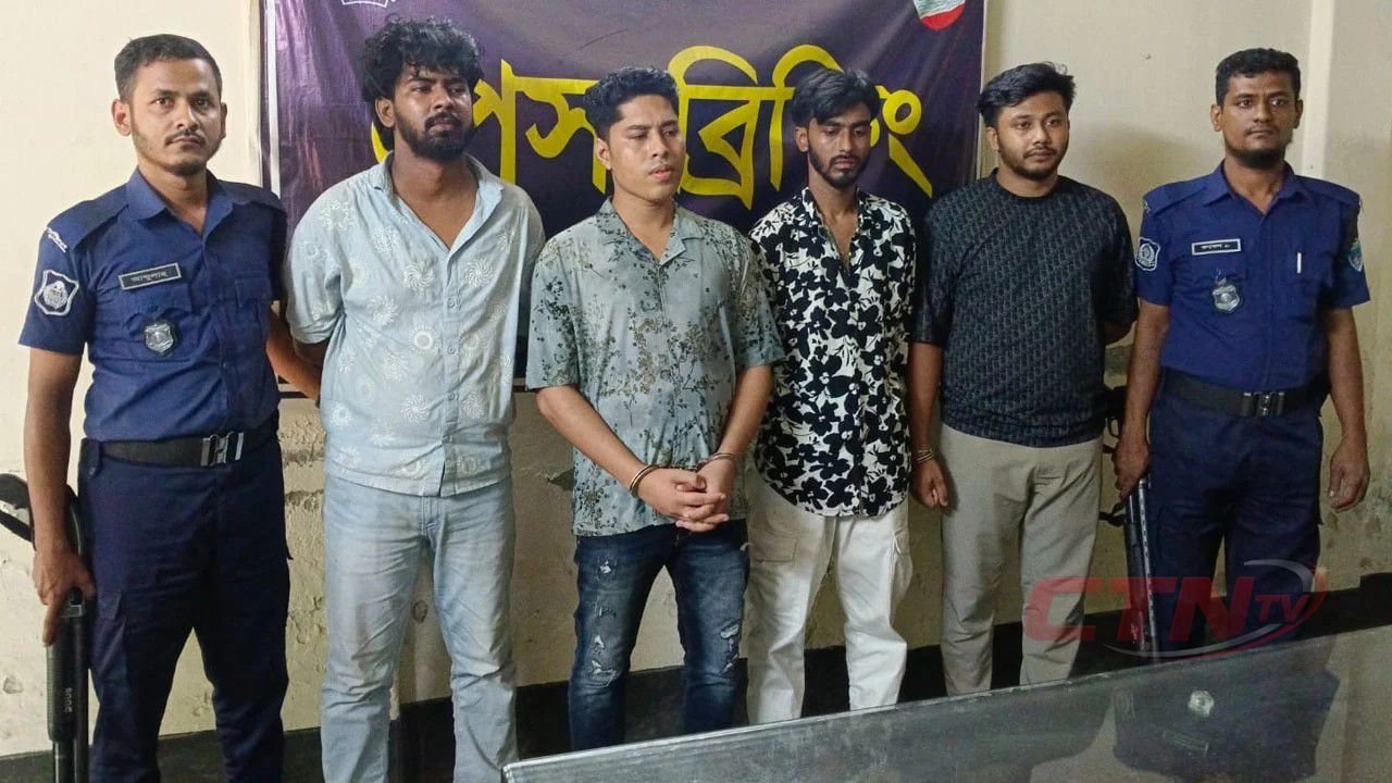 যশোরে চেকপোস্টে গ্রেপ্তার চট্টগ্রামের আলোচিত ডেভিড ইমন