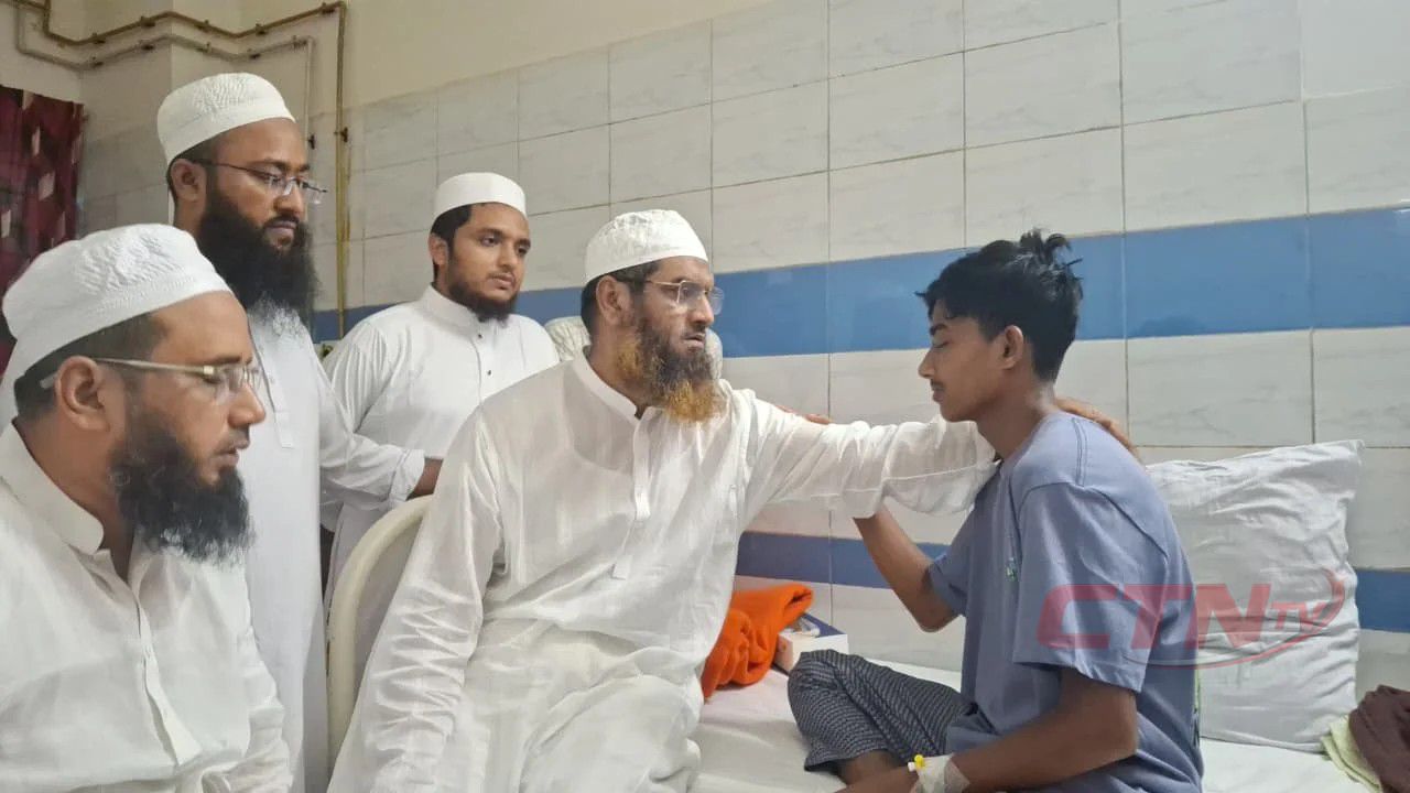 হাসপাতালে আহত আলিফকে দেখতে গেলেন মামুনুল হক