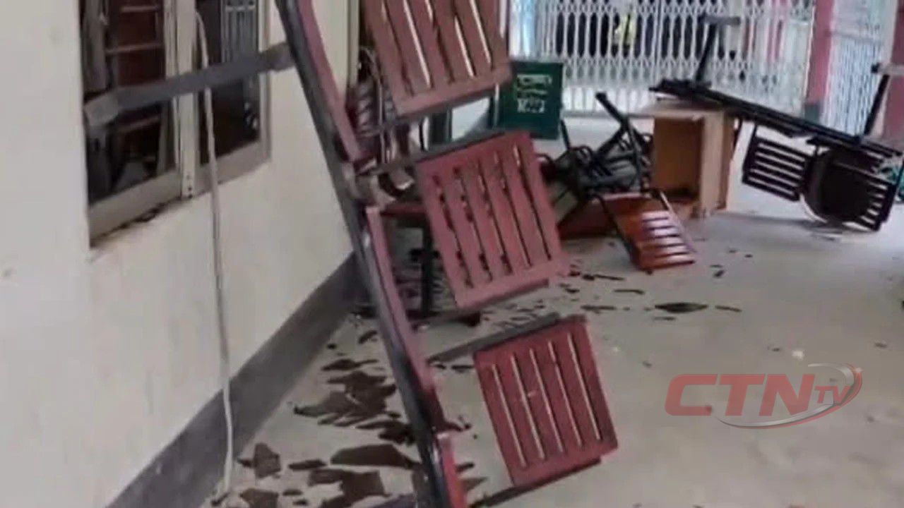 ফ্যামিলি কার্ডের নিয়োগে অনিয়ম, ইউএনওর কার্যালয়ে ভাঙচুর