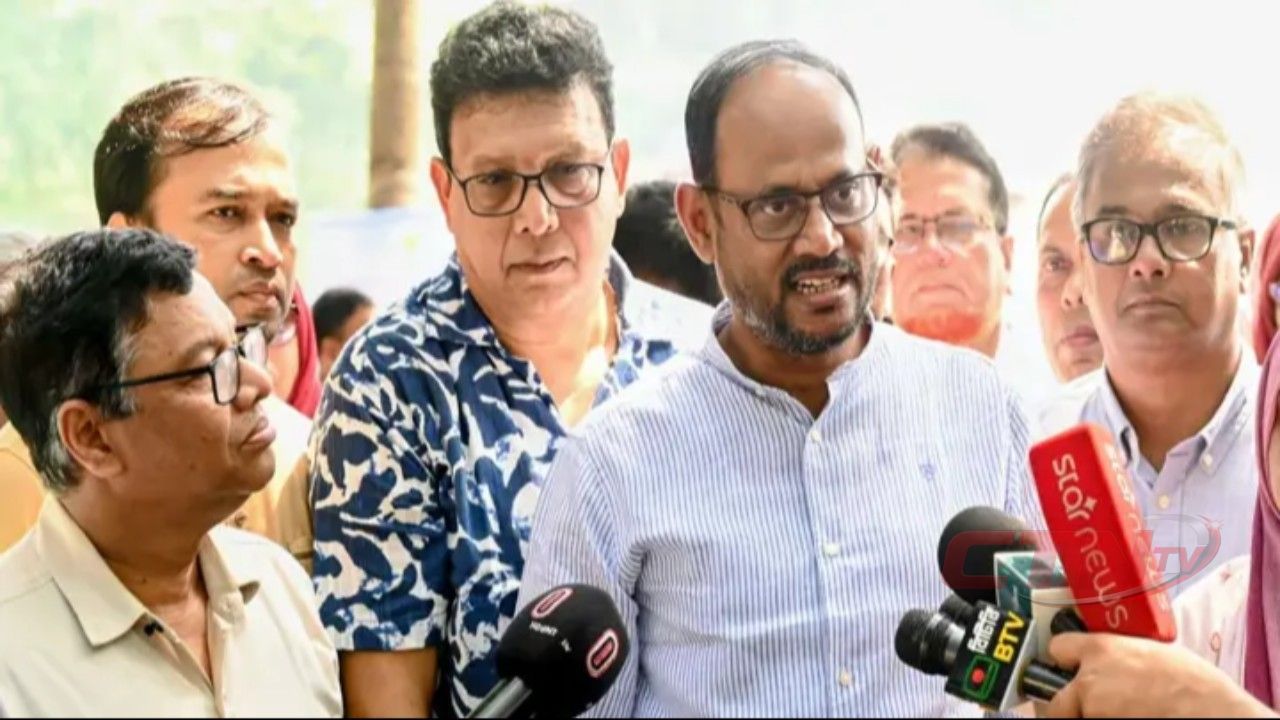 চিড়িয়াখানার লেকে ছাড়া হলো আড়াই হাজারের বেশি পোনা